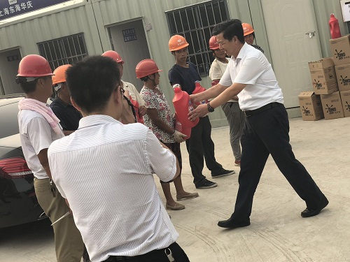 兩泰官河項(xiàng)目褚新華局長高溫慰問